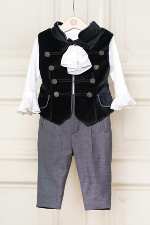 North -  Elegant suit for boys with black velvet vest and jabot