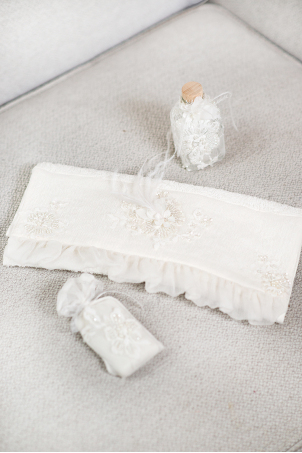 Trusou Amy - Set de botez pentru preot cu dantela si pene