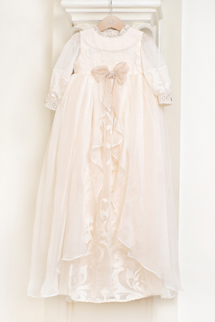 Queen Victoria - rochita de botez in stil catolic din voal de matase brodat si perle decorative