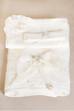 Trusou Rose Pearls - Set de botez pentru bebe decorat cu organza de matase si perle ivoire