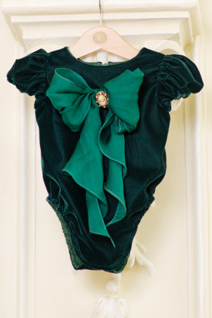 Emerald Fairy - Body delicat din catifea decorat cu o funda din voal de matase si o brosa camee