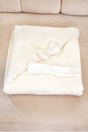 Trusou Princess Pearl - Set de botez pentru bebe decorat cu flori delicate si perle ivoire