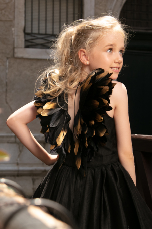 Black Bird - Rochie spectaculoasa din tul, cu trena si aripi realizate manual, din pene negre si aurii